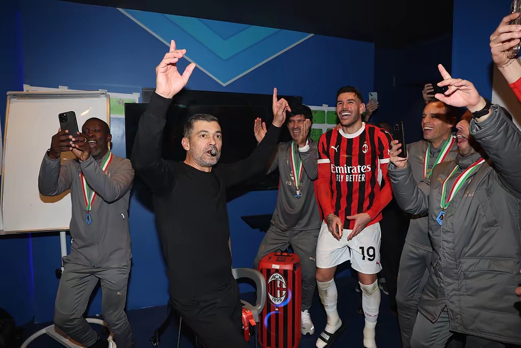 AC米兰中后卫上演帽子戏法,助球队大胜 AC米兰中后卫上演帽子戏法,助球队大胜