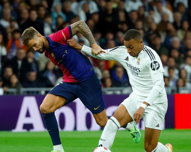 皇马主场大胜巴塞罗那，重夺西甲榜首位置