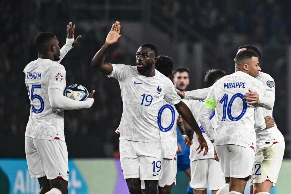 一往无前!欧预赛队员奋发拼搏 一往无前!欧预赛队员奋发拼搏