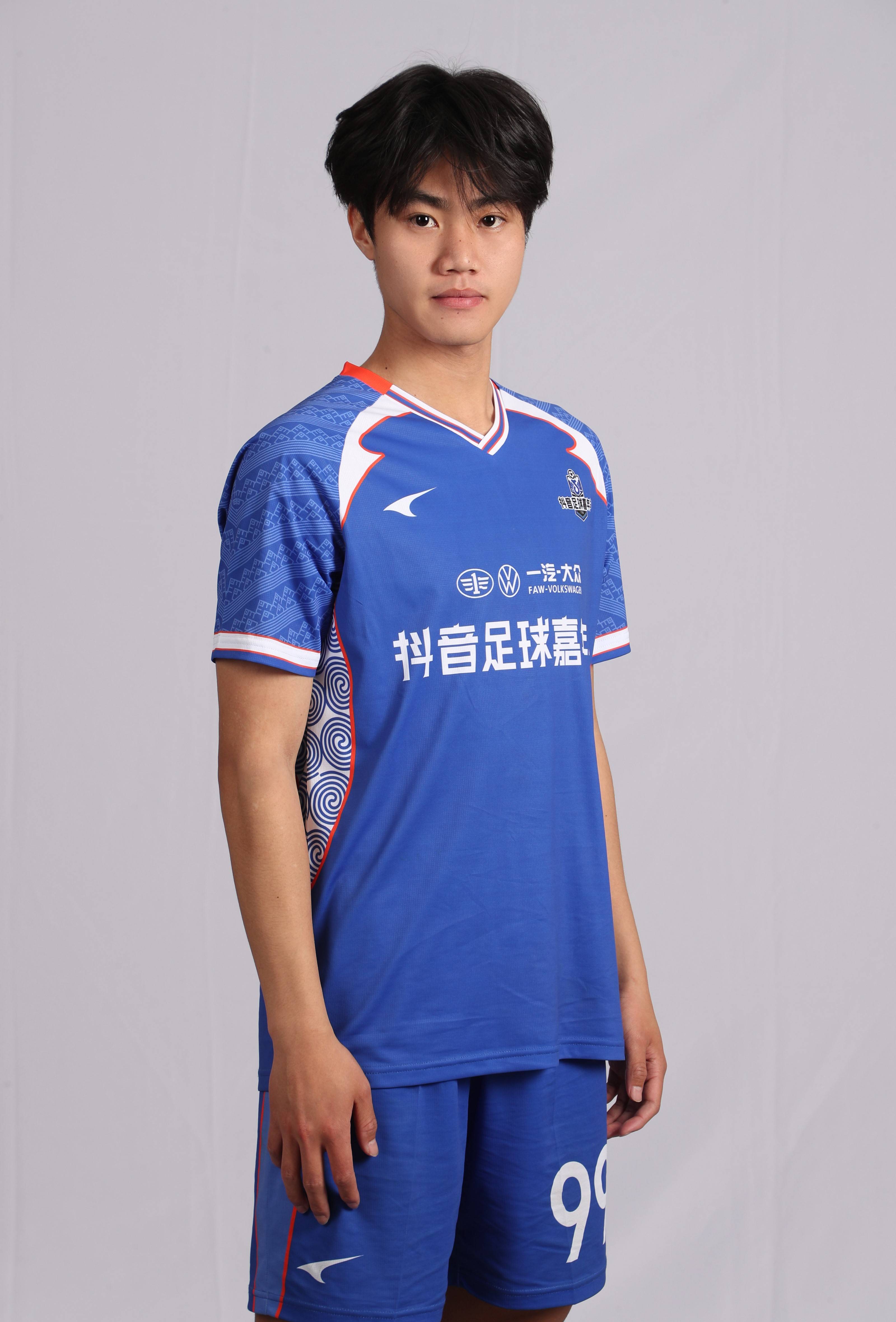 关于超级足球赛事：球队士气高涨迎接冠军争夺战的信息