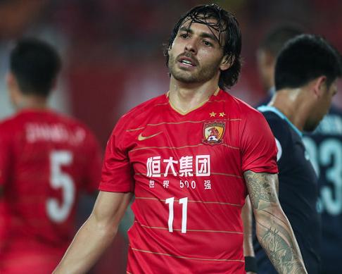 流畅战术展现,广州恒大稳坐领先位置 流畅战术展现,广州恒大稳坐领先位置