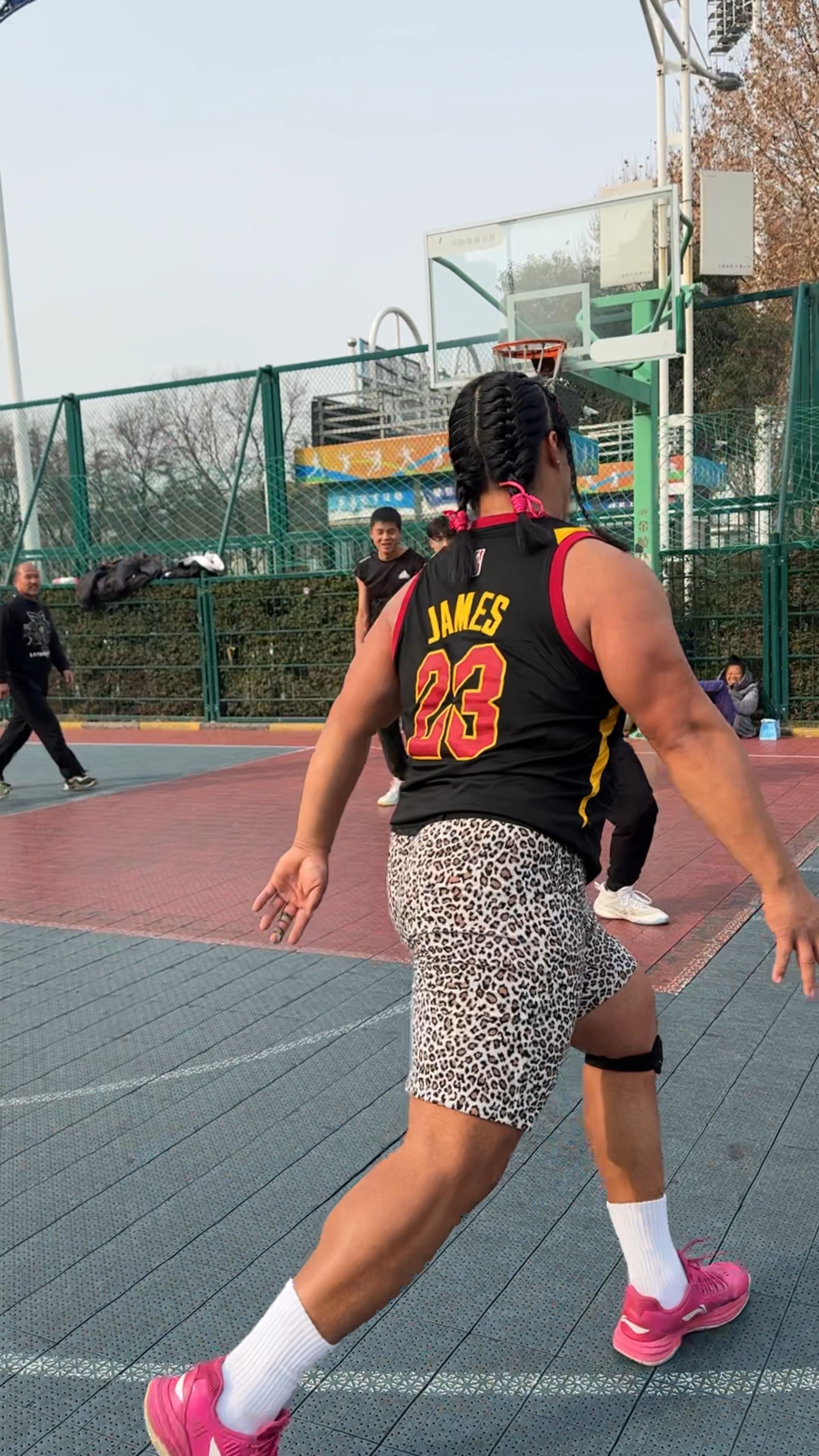 运动场上的挑战，球员们展现顶尖实力