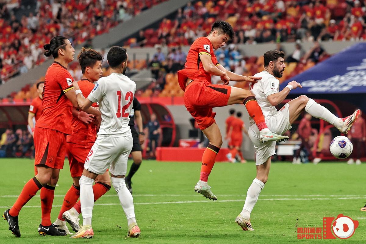 熊猫体育平台-激烈战役，国际足坛热血搏击