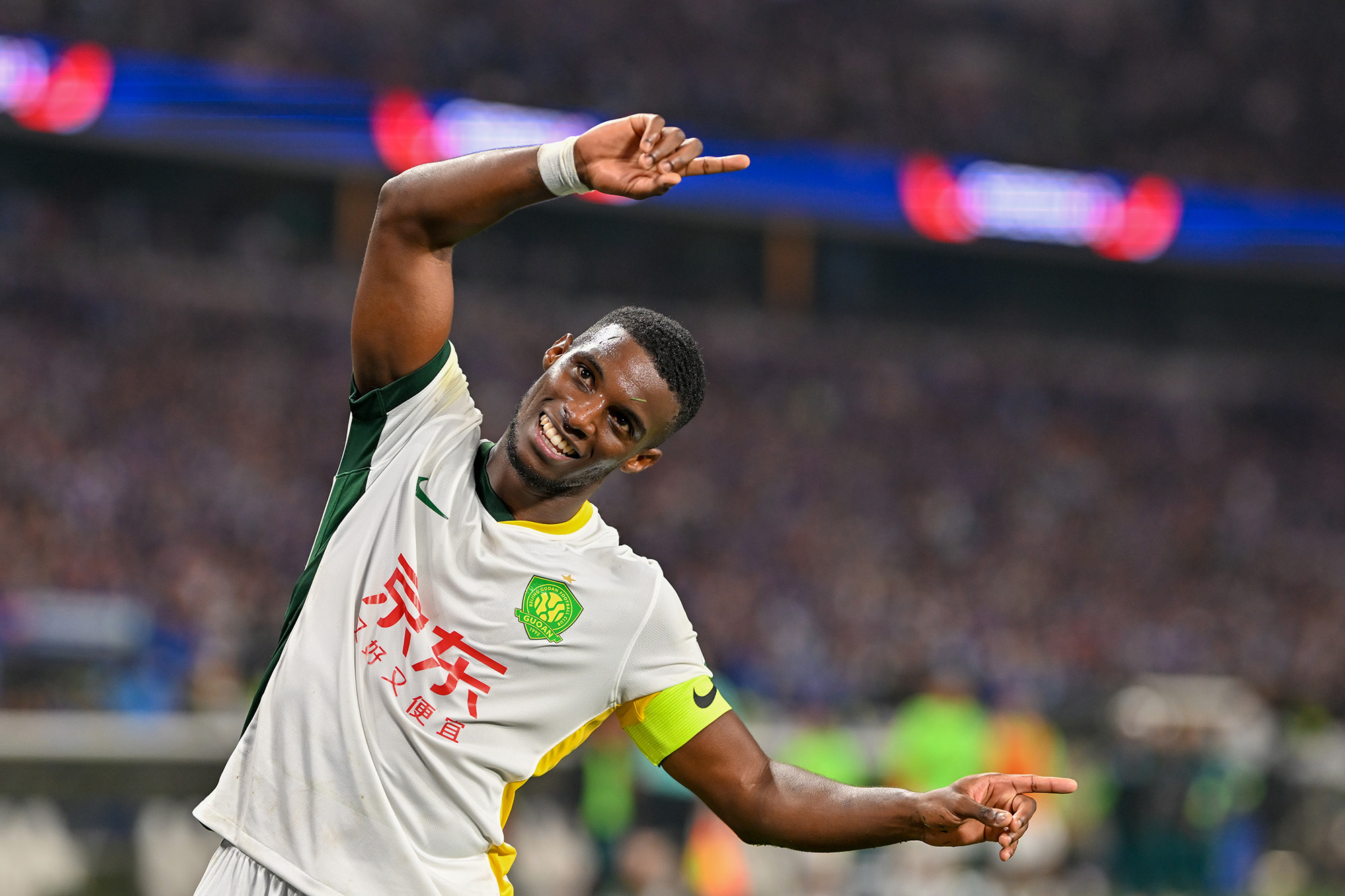 国安战上港：激战鏖战，两队寸土不让争夺胜利